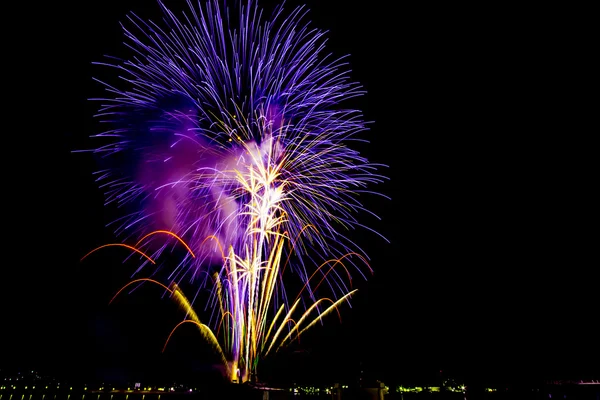 Fyrverkerier över staden Fira i glada festival. — Stockfoto