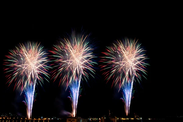 Feuerwerk über der Stadt feiert fröhliches Fest. — Stockfoto