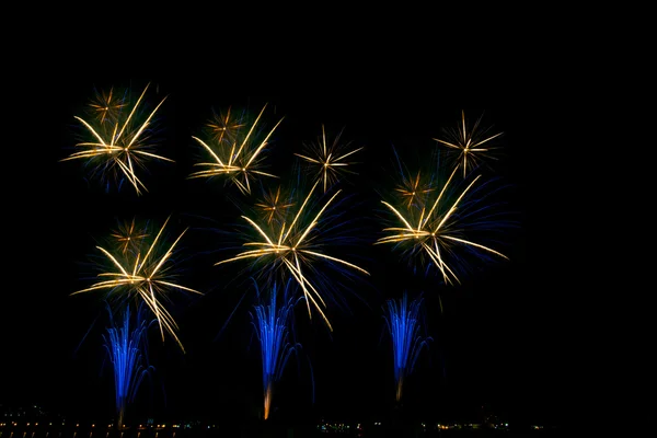 Tűzijáték a város felett Ünnepeld boldog fesztivál. — Stock Fotó