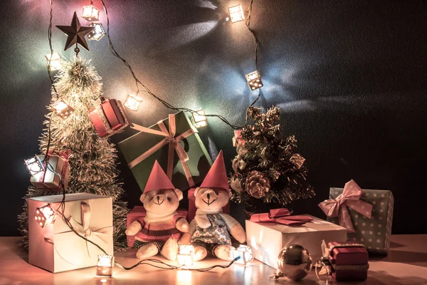飾り、テディー ・ ベア、クリスマスは、クリスマスの夜の光で飾る。クリスマス ツリーや装飾品に素敵な贈り物とリボン — ストック写真