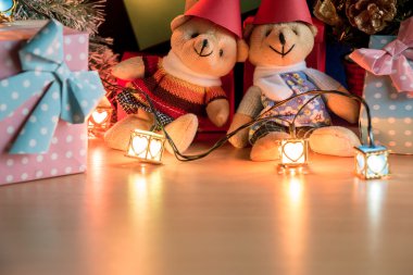 Süsleme süslemeleri mutlu Noeller. Noel ağacı ve diğer dekorasyon güzel ayı, hediye ve şerit