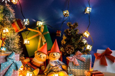 Süsleme süslemeleri mutlu Noeller. Noel ağacı ve diğer dekorasyon güzel ayı, hediye ve şerit