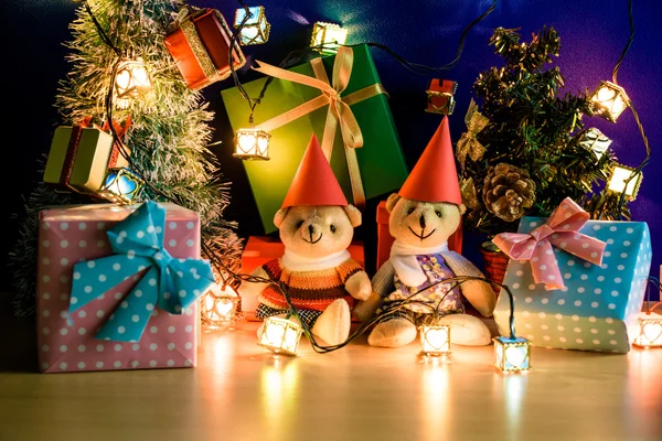 Sieraad kerst versieren op Merry Christmas. Kerstboom en andere decoratie met mooie Beer, een cadeau en lint — Stockfoto