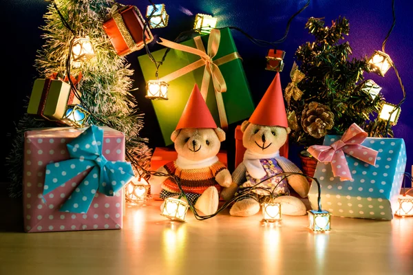 Sieraad kerst versieren op Merry Christmas. Kerstboom en andere decoratie met mooie Beer, een cadeau en lint — Stockfoto