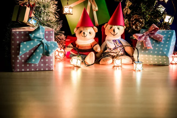 メリー クリスマス飾りクリスマス飾り。クリスマス ツリーや装飾品に素敵なクマ、ギフト、およびリボン — ストック写真