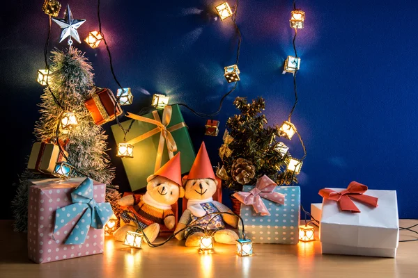 Sieraad kerst versieren op Merry Christmas. Kerstboom en andere decoratie met mooie Beer, een cadeau en lint — Stockfoto