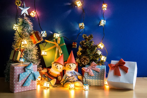 Sieraad kerst versieren op Merry Christmas. Kerstboom en andere decoratie met mooie Beer, een cadeau en lint — Stockfoto