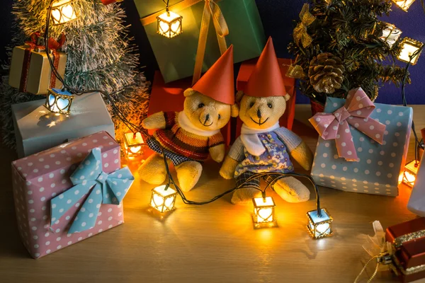 Sieraad kerst versieren op Merry Christmas. Kerstboom en andere decoratie met mooie Beer, een cadeau en lint — Stockfoto