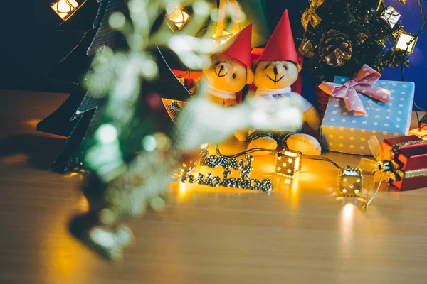 メリー クリスマス飾りクリスマス飾り。クリスマス ツリーや装飾品に素敵なクマ、ギフト、およびリボン — ストック写真