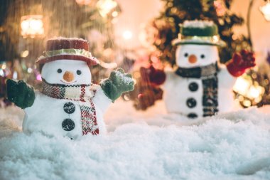 Kardan adam ve kar düşüyor, si kar yığını arasında stand