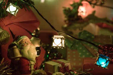 Noel Baba tutun bell ve kalp süsleme süslemeleri neşeli Noel ve mutlu yeni yıl ışık