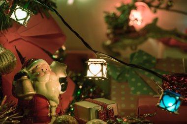 Noel Baba tutun bell ve kalp süsleme süslemeleri neşeli Noel ve mutlu yeni yıl ışık