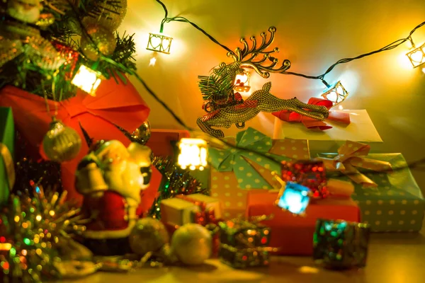 सांता क्लॉस बेल और हार्ट लाइट पकड़ते हैं, सजावट मेरी क्रिसमस और खुश नए साल सजावट — स्टॉक फ़ोटो, इमेज