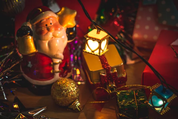 Santa claus houden bell en hart licht, Ornament versieren prettige kerstdagen en gelukkig Nieuwjaar — Stockfoto