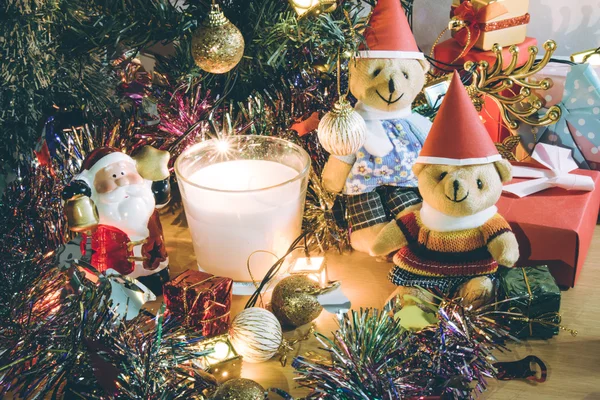 Santa claus houd bell en kerst kaars, paar teddy bears en Ornament versieren prettige kerstdagen en gelukkig Nieuwjaar — Stockfoto