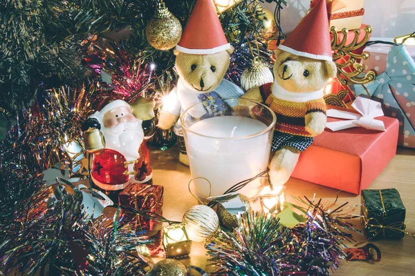 Santa claus houd bell en kerst kaars, paar teddy bears en Ornament versieren prettige kerstdagen en gelukkig Nieuwjaar — Stockfoto