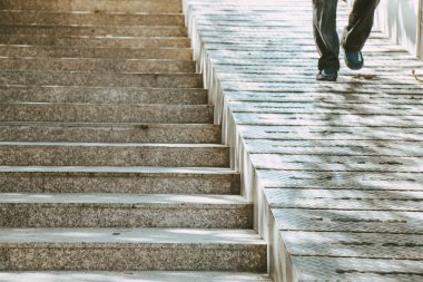 Merdiven ve insanlar ve tekerlekli sandalye rampası.