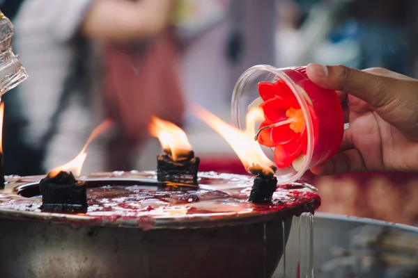 Brennende rote Blumenkerze an chinesischem Schrein für Verdienste in — Stockfoto