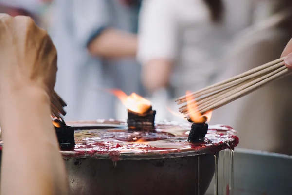 在中国神社为麦炷香和油棕榈蜡烛 — 图库照片