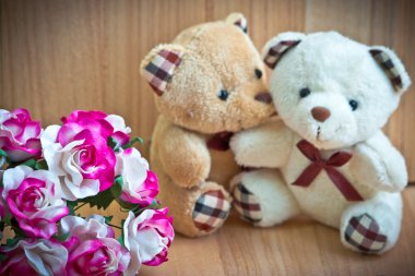 Aşık ayılar kucaklamak, buket gül oturmak