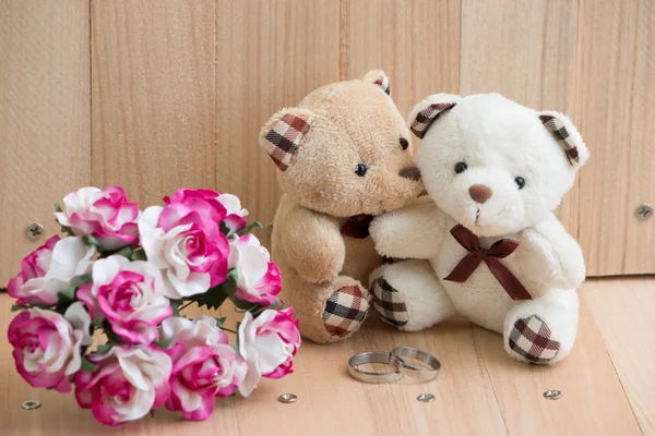 Omfamna björnar i kärlek föreslå engagera ring — Stockfoto