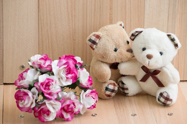 Obejmout medvědů v lásce sedět poblíž kytice růže. — Stock fotografie