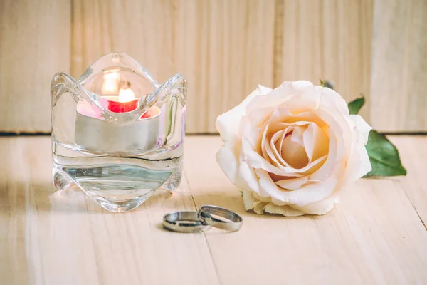 Pastellrosa Rose in die Nähe legen und Ring und Kerzenständer einsetzen, vale — Stockfoto