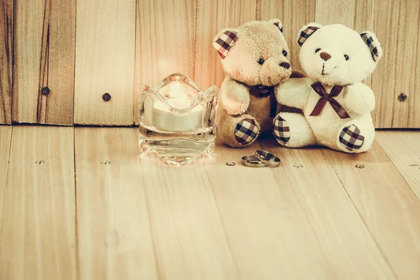 Medve ölelés a szerelem, eljegyzési gyűrű és a gyertyatartó közelében ülnek, — Stock Fotó