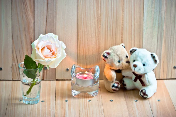 Fokus pastelowy róż, blurembrace niedźwiedzie w miłości siedzieć w pobliżu Candlestic — Zdjęcie stockowe