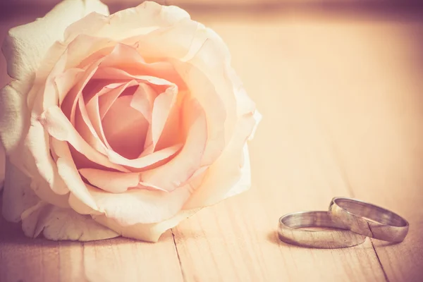 Pastellrosa Rose und Ring, Vintage-Stil in valentines co — Stockfoto