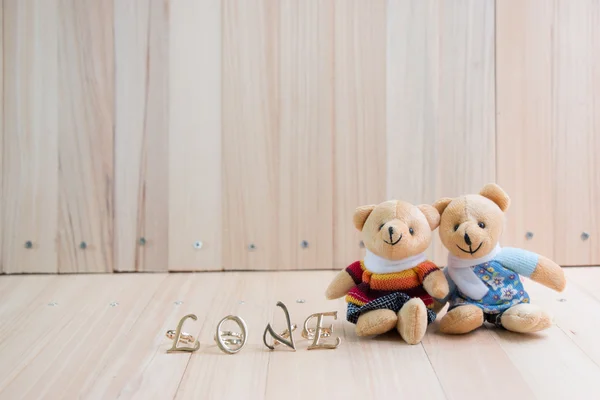 Beren in liefde te omarmen, zitten in de buurt van boeket roze. — Stockfoto