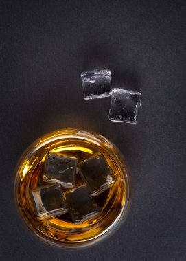 Bir bardak viski viski