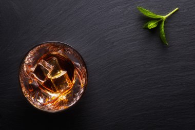 Bir bardak viski viski