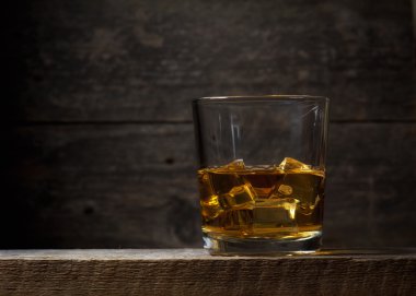 Bir bardak viski viski