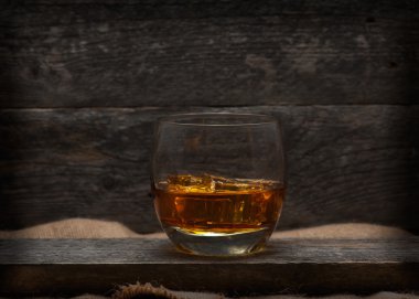 Bir bardak viski viski