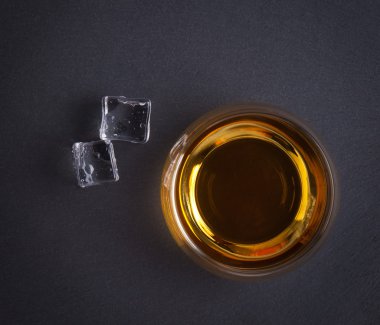 Bir bardak viski viski