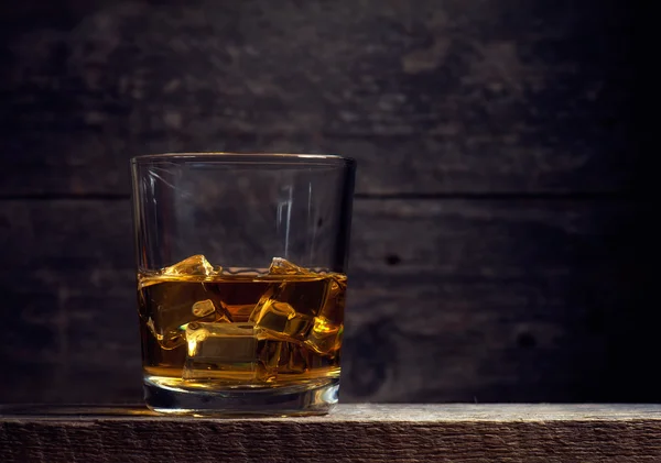 Bir bardak viski viski