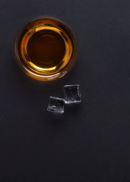 Bourbon whiskey ve sklenici — Stock fotografie