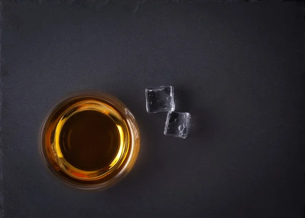 Bourbon whiskey ve sklenici — Stock fotografie