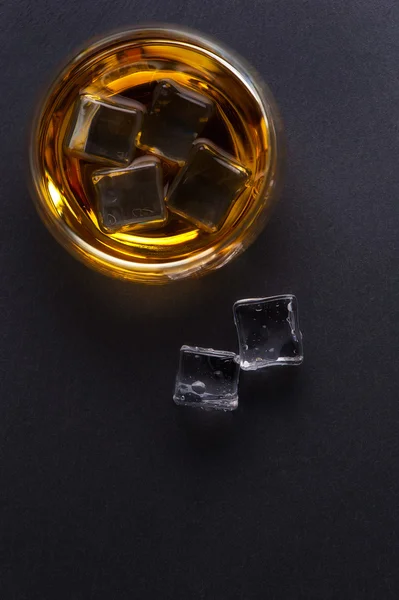 Bourbon whiskey ve sklenici — Stock fotografie