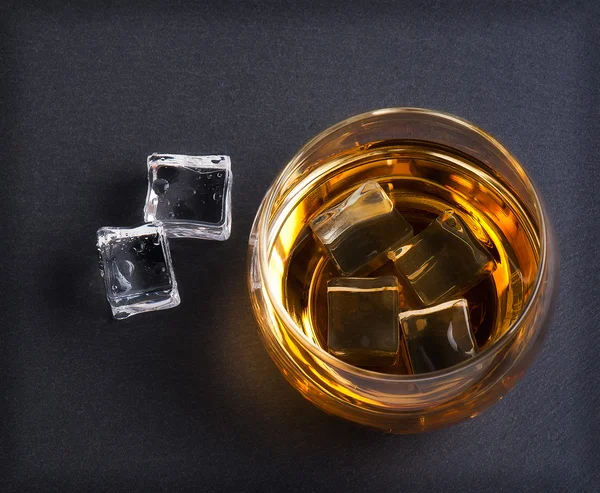 Bourbon whiskey ve sklenici — Stock fotografie