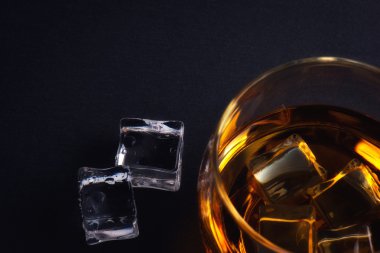 Bir bardak viski viski