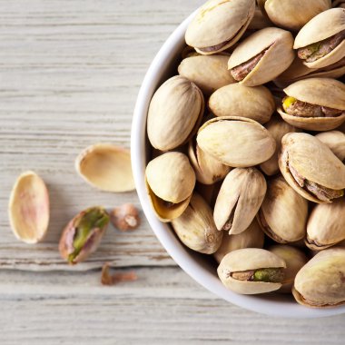 Ahşap zemin üzerine kavrulmuş ve tuzlu fıstık