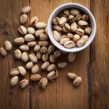 Ahşap zemin üzerine kavrulmuş ve tuzlu fıstık