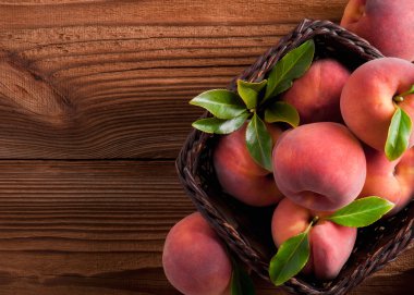 Tahta arka planda olgun şeftaliler.