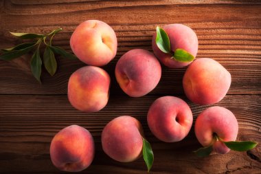 Tahta arka planda olgun şeftaliler.