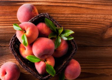 Tahta arka planda olgun şeftaliler.