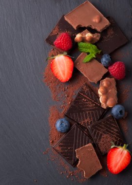 meyve ve çikolata