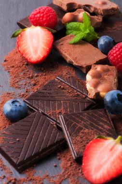 meyve ve çikolata
