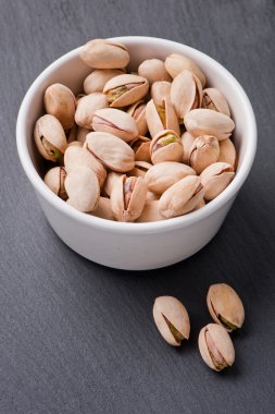 Ahşap zemin üzerine kavrulmuş ve tuzlu fıstık